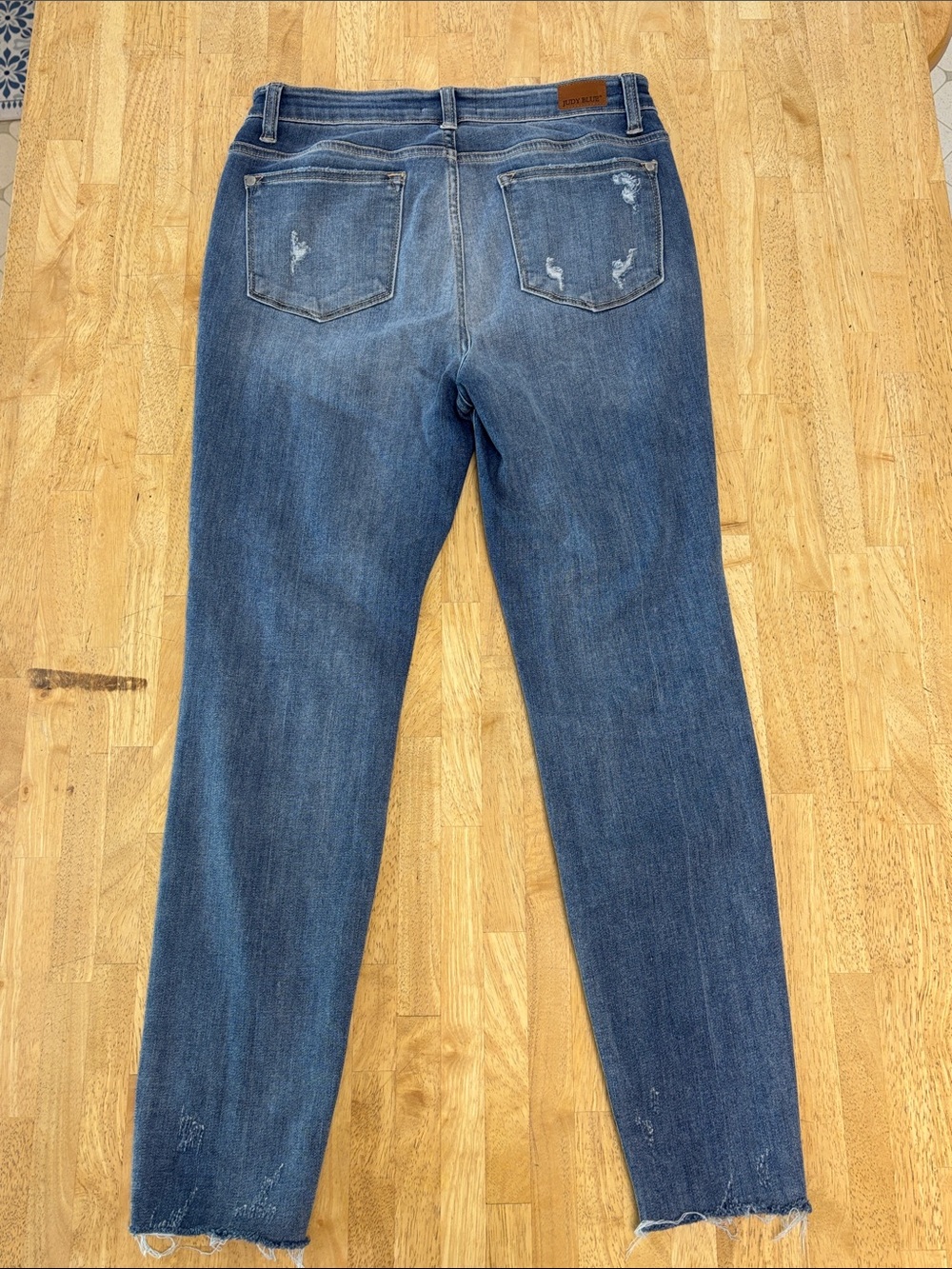 EUC Judy Blue Distressed Skinny Jeans Medium Wash Size 9/29 Frayed Hem Ripped - Picture 7 of 7